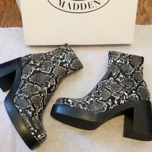 Booties, Steve Madden, Hooper Grey Snake, Size 8
